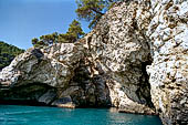 La costa cesellata di grotte create dall'erosione del calcare con anfratti; rientranze e rotture.